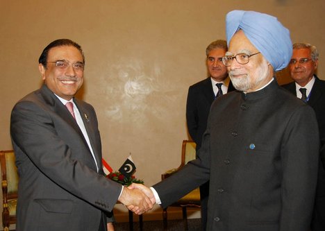 PRESIDENT ASIF ALI ZARDARI SHAKING HAND WITH INDIAN PRIME MINISTER DR.MANMOHAN SINGH IN YEKATRIN BURG ON JUNE 16, 2009