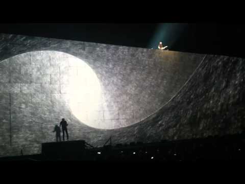 Comfortably Numb - Roger Waters and David Gilmour reunited on stage at London O2 Arena 12 May 2011