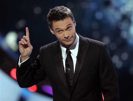 Host Ryan Seacrest gestures during the season finale of American Idol on Wednesday, May 24, 2006 in Los Angeles. (AP Photo/Kevork Djansezian) { wam2 } 