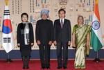 The Prime Minister, Dr. Manmohan Singh and his wife Smt. Gursharan Kaur with the South Korean President, Mr. Lee Myung-bak and his wife Mrs. Kim Yoon-ok, at the ceremonial reception, in Seoul on March 25, 2012.