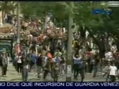 Antidisturbios tratan de disolver la manifestación en la AV.Caracas con 45