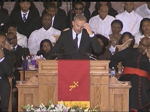 WHITNEY HOUSTON FUNERAL: Kevin Costner fights back tears and gets standing ovation