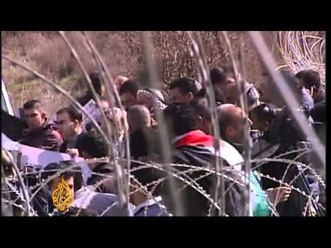 Hundreds of Palestinians join hunger strike