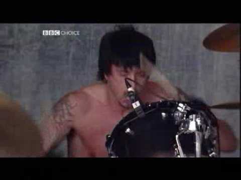 Queens of the Stone Age - Avon (Feat. Dave Grohl) Glastonbury 2002