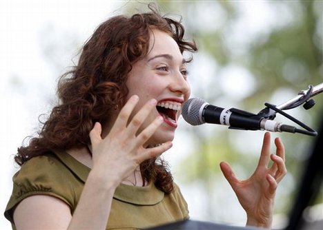  Regina Spektor performs at the Bonnaroo music festival in Manchester, Tenn., Saturday, June 16, 2007.  (rks2) 