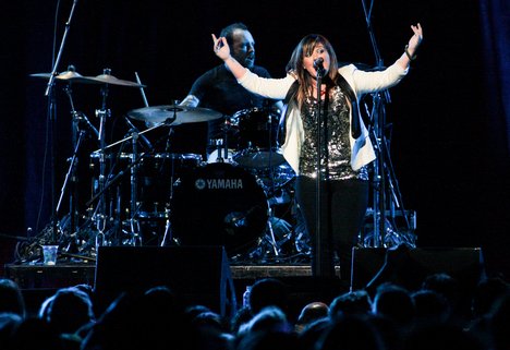 Kelly Clarkson perfoms during the 2011 Y100 Jingle Ball at the Bank Atlantic Center Sunrise, Florida - December 10, 2011