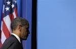 Der US-amerikanische Praesident Barack Obama verlaesst am Montag (21.05.12) in Chicago (USA) nach einer Pressekonferenz zum Abschluss des NATO-Gipfels das Podium. Obama hat den Europaeern kraeftig die Leviten gelesen. Diese muessten 