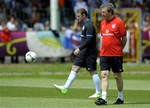 Fussball, Uefa, Europameisterschaft 2012 Polen/Ukraine, Gruppe D, Training der englischen Nationalmannschaft, Freitag (08.06.12), Hutnik-Stadion, Krakau, Polen: Englands Wayne Rooney spielt den Ball neben Trainer Roy Hodgson (r.).