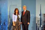 Argentine President Cristina Kirchner with Canada PM Stephen Harp in Toronto.Cristina Kirchner and Stephen Harper posing for a photo.