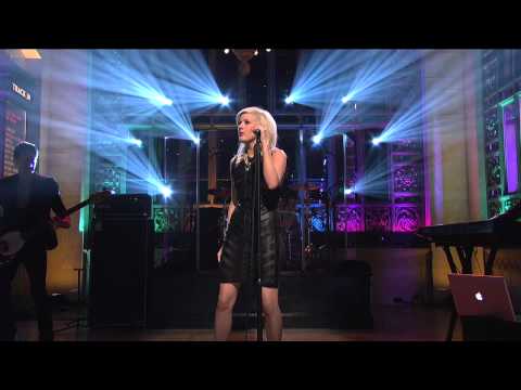 Ellie Goulding - Lights (Live on SNL)