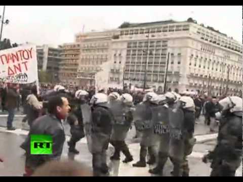 Protestas en Grecia. La policía usa gas lacrimógeno contra los manifestantes