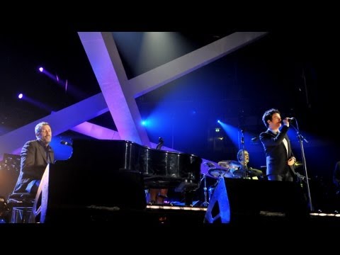 Hugh Laurie & Jamie Cullum perform 