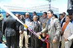 El presidente Leonel Fernández abre el hidrante que dejó en funcionamiento el acueducto múltiple de San Ignacio de Sabaneta, provincia Santiago Rodríguez, durante una ceremonia donde se anunció además la incorporación de 16 nuevas comunidades del municipio de Villa Vásquez al acueducto de la Línea Noroeste