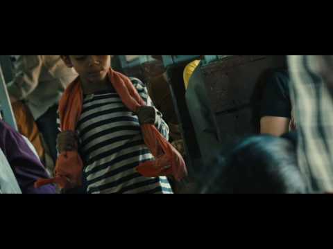 Slumdog Millionaire Film Clip - The Boys On A Train