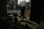 Palestinian workers working in Gaza City. -- Central of Statistics said that the rate of unemployment in the Palestinian territories, in 15 years individuals involved in the labor force was over 21%. About 222 thousand are unemployed, of whom 19% are males and 28% are females.. Photo By Ahmed DEEB/WN