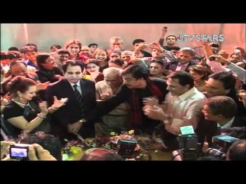 Shah Rukh Khan dances at Dilip Kumar's birthday! UTVSTARS HD