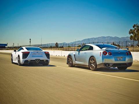 Drag Race: 2012 Lexus LFA vs 2010 Nissan GT-R