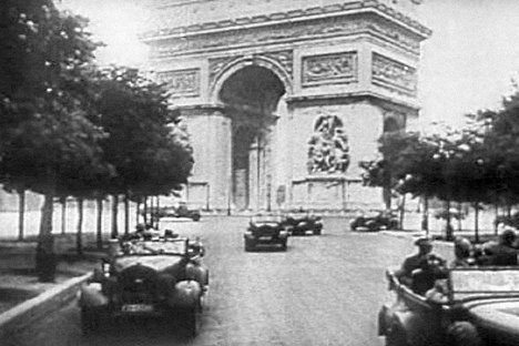 Nazi-parading-in-elysian-fields-paris-desert-1940.