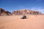 Race of Toyota Land Cruisers in Wadi Rum, Jordania.