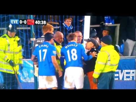 Fan Handcuffed him self to the post @ Goodison park Everton v Manchester city