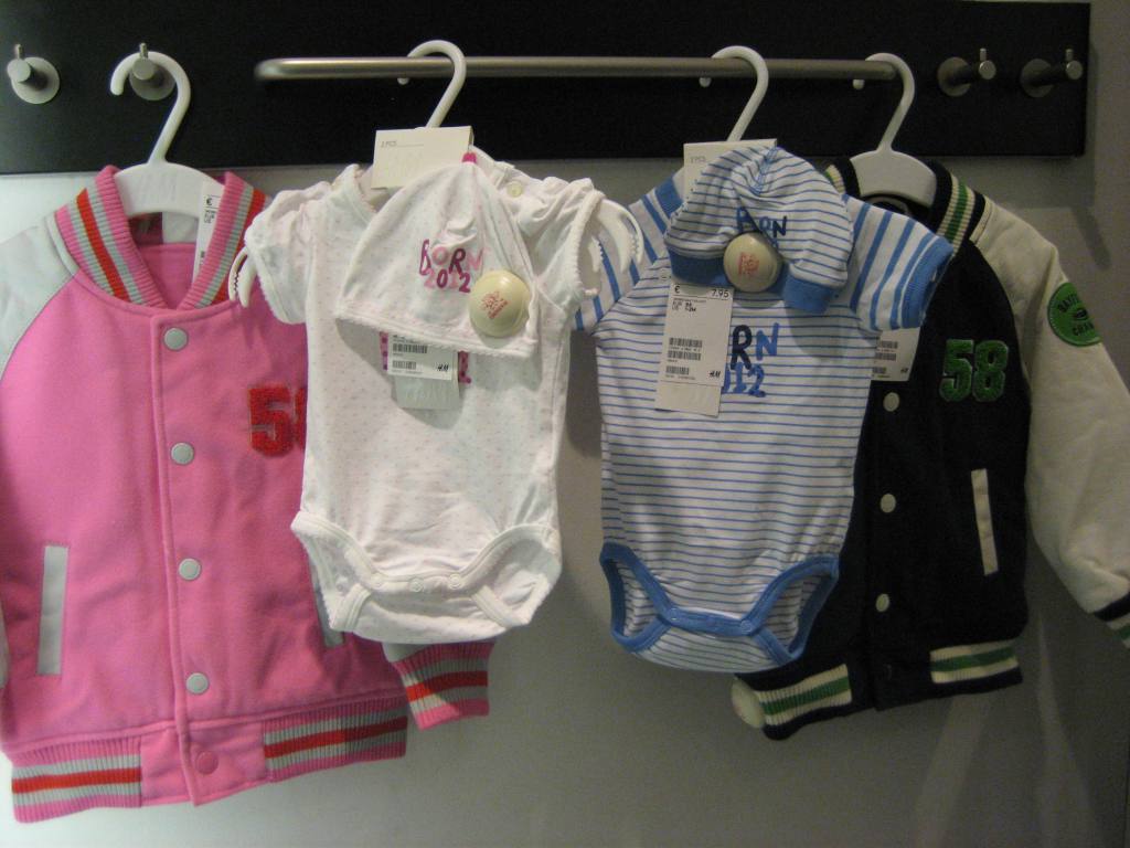 Junge oder Mädchen, äh, nein, umgekehrt. (Foto: Fuckermothers, Kinderabteilung H&M, 2012)