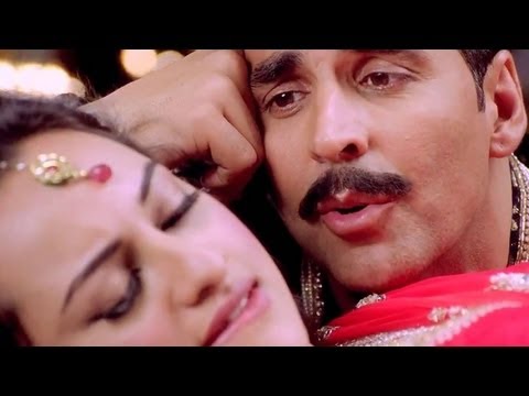 Akshay Kumar Gets Whacked By ROWDY Sonakshi Sinha!