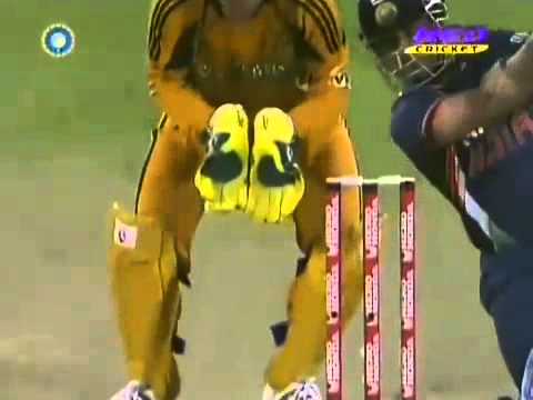 Sachin Tendulkar 175 off 141 Balls 5 Sixes & 14 fours VS Australia -