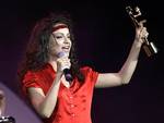 Kangana Ranaut accepts the award for Best Debut Female at the 9th annual Bollywood Movie Awards in Uniondale, N.Y., Saturday, May 26, 2007. The awards honor the artists, technicians and film-makers of contemporary Indian cinema.