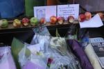 Tributes for Apple co-founder Steve Jobs at Apple Store Regents Street London, Thursday, 06 Oct' 11.