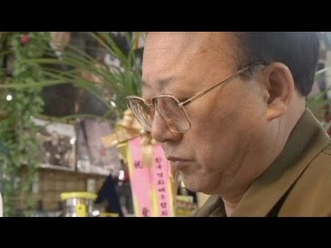 'Kim Jong-il' weeps for late North Korean leader - no comment