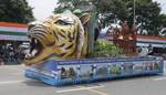 India West Bengal Tourism Department display the tablo car on the ocassion of India's 66th Independence Day at the Red Road in Kolkata on August 15, 2012