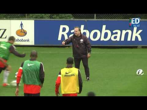 Dick Advocaat tijdens PSV training