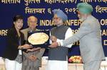 The Prime Minister, Dr. Manmohan Singh honours Smt. Mary Kom, the London Olympic Bronze Medal winner, at the All India Conference of Directors General/Inspectors General of Police -2012, in New Delhi on August 08, 2012.The Union Home Minister, Shri Sushil Kumar Shinde and the Director, Intelligence Bureau, Shri Nehchal Sandhu are also seen.