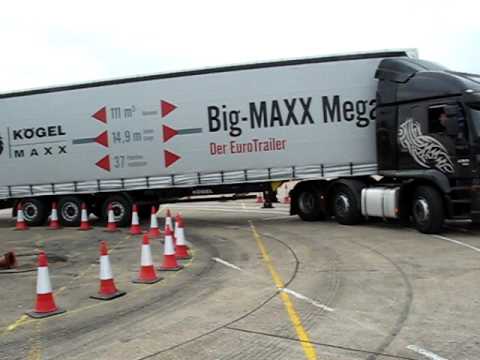 18m Iveco artic and Big-MAXX negotiating EU turning 'corridor'