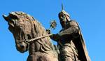 Statue of Kayqubad I in Alanya. Following the Fourth Crusade's attack on the Byzantines, the Christian Armenian Kingdom of Cilicia periodically held the port, and it was from an Armenian, Kir Fard,