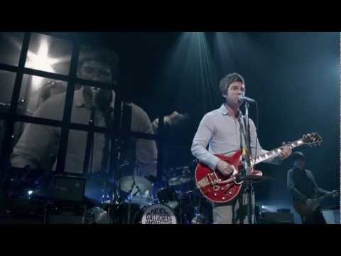 Noel Gallagher's High Flying Birds - Everybody's On The Run LIVE