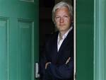 ARCHIV: Der Gruender der Internet-Plattform WikiLeaks, Julian Assange, lehnt waehrend seines Hausarrests an der geoeffneten Haustuer in Bungay, England (Foto vom 15.06.11). Showdown im Konflikt um Wikileaks-Gruender Julien Assange zwischen Ecuador und Grossbritannien: Der ecuadorianische Aussenminister Ricardo Patino kuendigte an, sein Land werde am Donnerstag (16.08.12) ueber den Asylantrag Assanges entscheiden, der sich seit dem 19. Juni in der Botschaft des suedamerikanischen Landes aufhaelt.