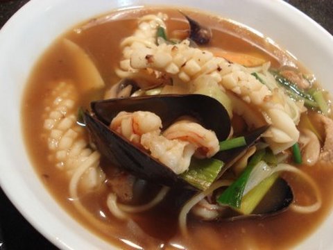 Korean spicy seafood noodle soup (jjampong)