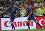 Fussball, Uefa, Europameisterschaft 2012 Polen/Ukraine, Vorrunde, Gruppe D, 2. Spieltag, Ukraine - Frankreich, Freitag (15.06.12), Donbass-Arena, Donezk (Donetsk), Ukraine: Frankreichs Jeremy Menez (l.) jubelt mit Frankreichs Karim Benzema nach seinem Treffer zum 0:1.