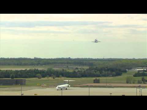 Shuttle Discovery Lands at Dulles