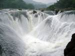 Nearby Yinlianzhuitan Waterfall (銀鏈墜潭瀑布). The Water-Curtain Cave named 