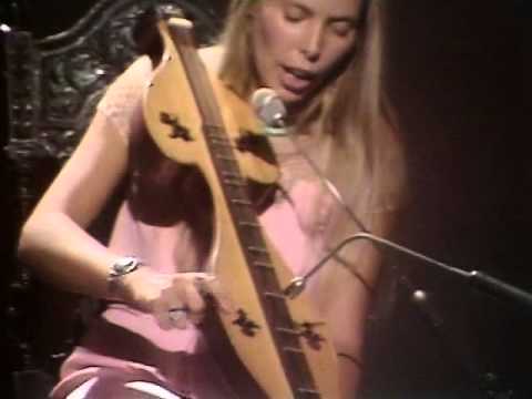 Joni Mitchell playing live in 1970