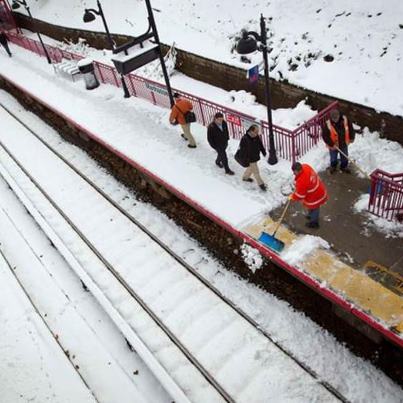 Photo: NIEVE CUBRE CALLES DE NY.

Una tormenta invernal inusual impactó el noreste de Estados Unidos dejando nuevamente sin luz a muchos residentes de la región más poblada del país.

Accede a la nota para conocer los detalles: http://bit.ly/UbpGU0