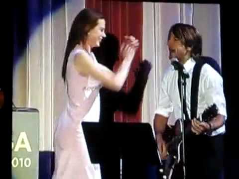 Nicole Kidman & Keith Urban duet on stage