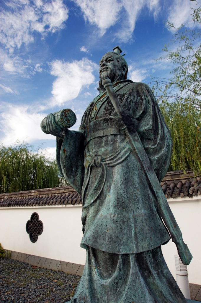 A statue of Sun Tzu