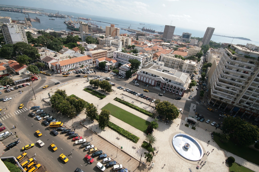 Taxis jaunes et noirs sur la place de l'Indépendance (à l'arrière-plan, le port et l'île de Gorée)