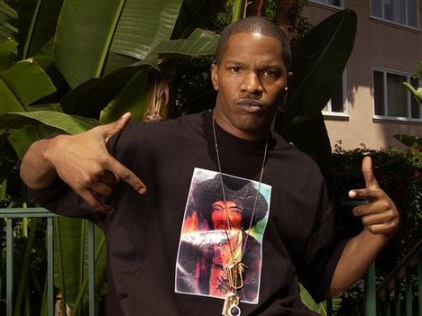  Actor Jamie Foxx poses for a portrait at the Beverly Hills Hotel in Beverly Hills, Calif., July 29, 2004. Foxx co-star&acute;s with Tom Cruise and Jada Pinkett Smith in Dreamworks Pictures&acute; thriller &quot;Collateral.&quot; (AP Photo/Matt Sayles) nf