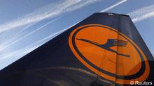 Air planes fly over the Fraport airport, next to a Lufthansa aircraft tail fin, in Frankfurt, September 4, 2012. Lufthansa passengers face widespread flight disruption after cabin crew representatives said they continue a series of strikes over pay and cost-cutting measures at Germany's largest airline. The UFO cabin crew member union, which represents around two-thirds of Lufthansa's 19,000 cabin crew, late on Thursday called on its members to strike from 0400 GMT to 1500 GMT on Tuesday in Frankfurt and Berlin. (Foto: Reuters) // Eingestellt von wa 