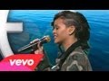 Rihanna - Diamonds (Live on SNL)