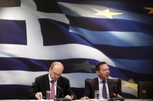 
Der griechische Finanzminister Yannis Stournaras (rechts) und Wirtschaftsminnister Kostis Hatzidakis: endlich einmal gute Zahlen
